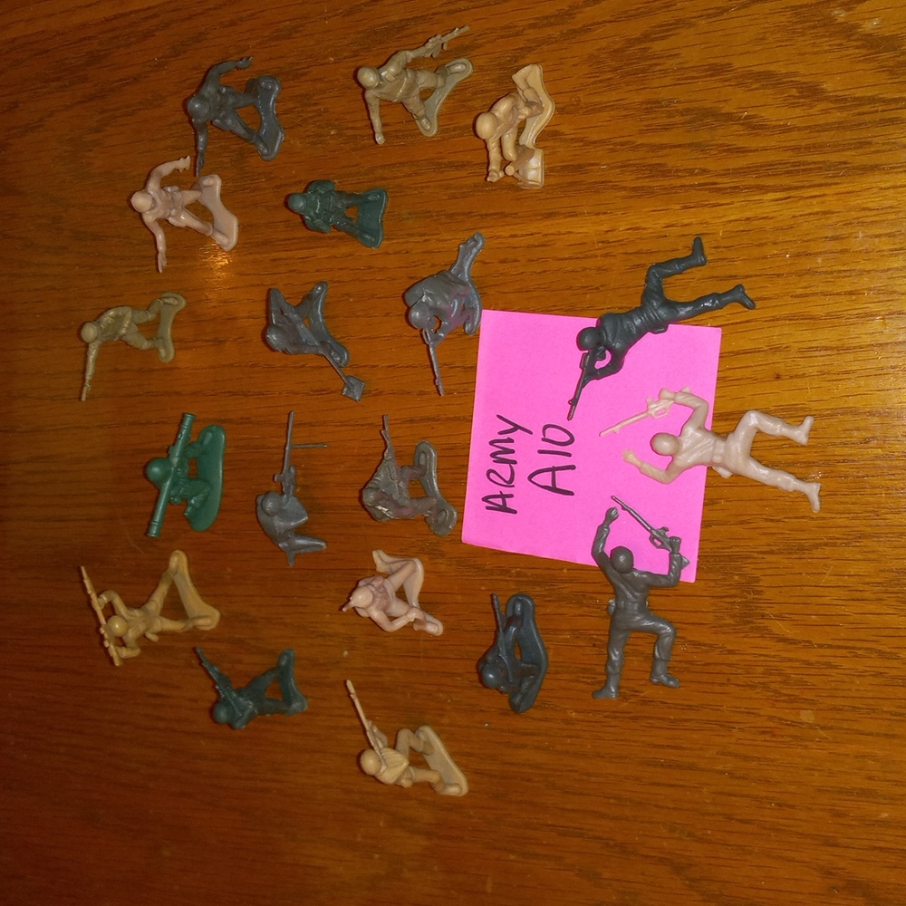 19 Army War play set figurines  A10